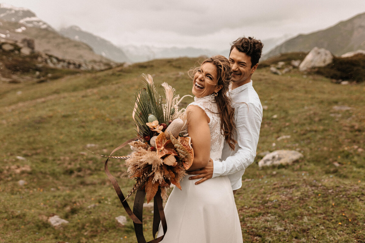 Brautpaar in den Schweizer Bergen