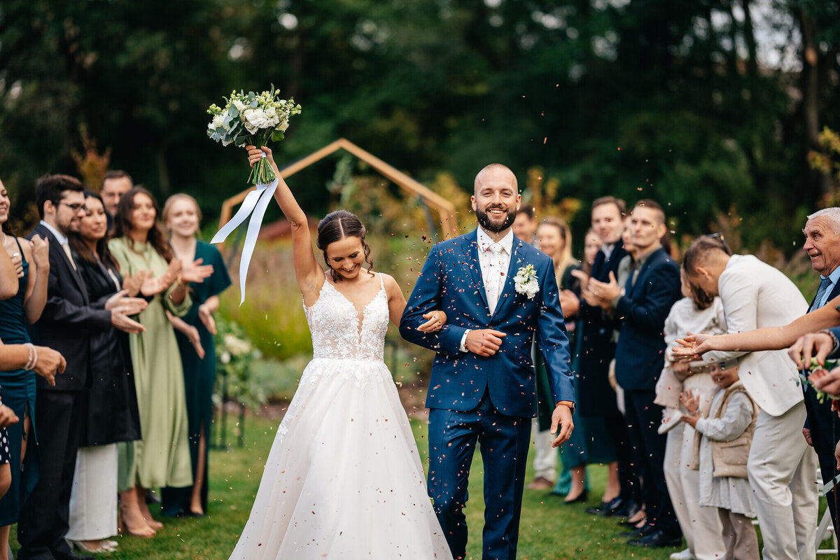 svatba držovická stodola radost po obřadu