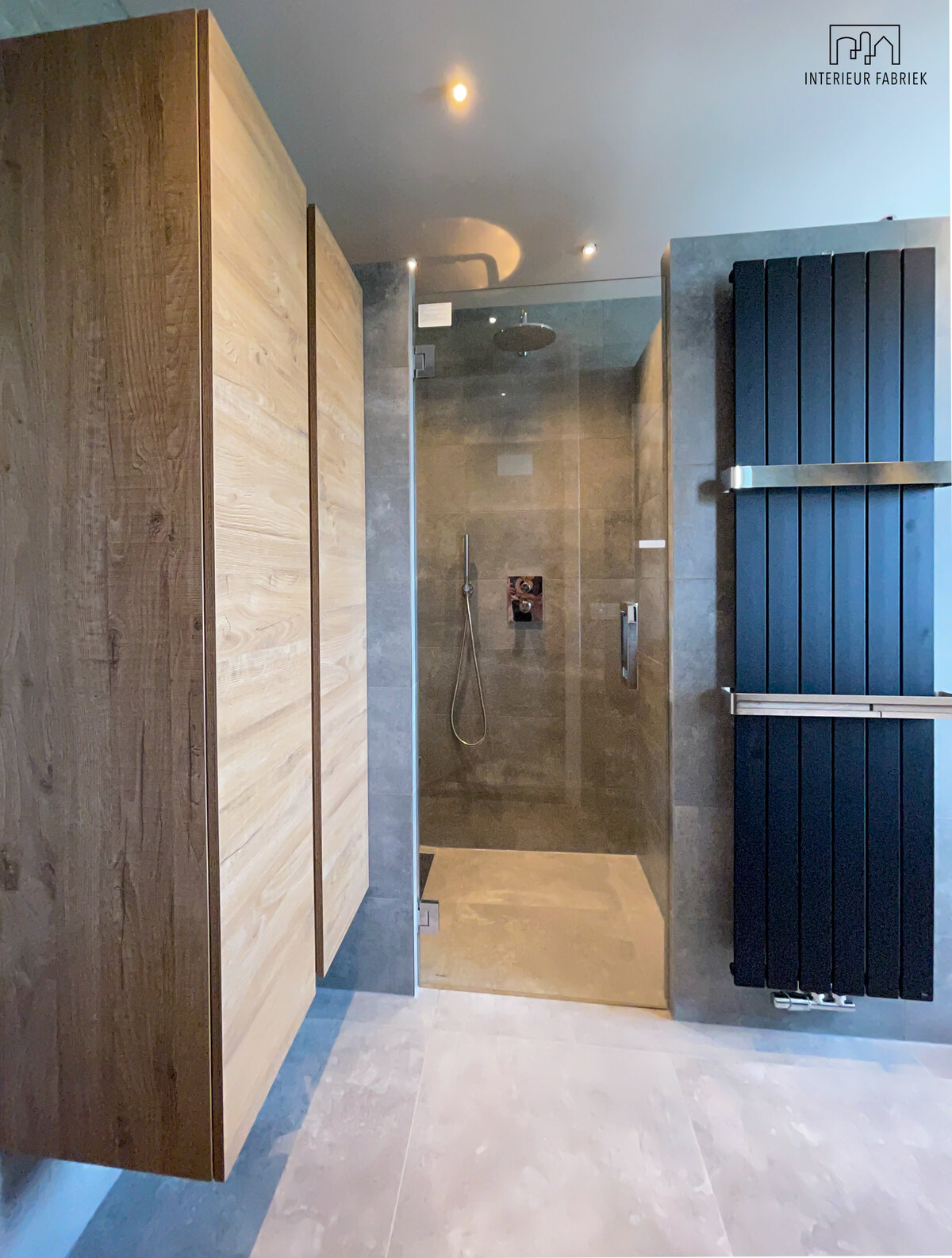 Chrome kranen Woerden, Interieurontwerp Woerden, Interieuradvies Woerden, Badkamer Woerden, Badkamerontwerp Woerden, Wit toilet Woerden, Toilet Woerden, Ronde spiegels Woerden, Bad Woerden