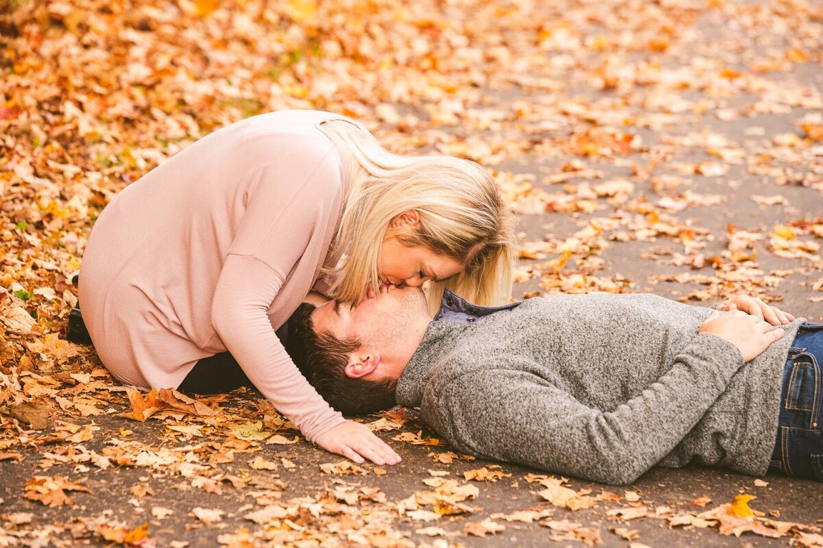 hills-and-dales-metropark-engagement-session-photos--4
