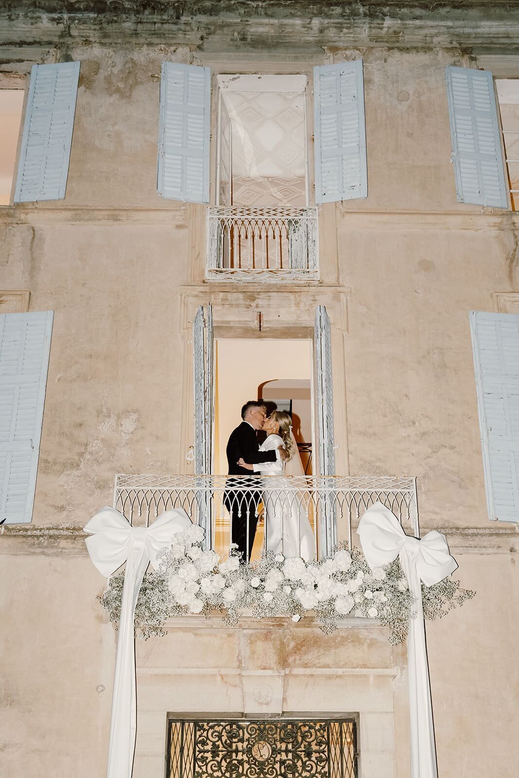Balcony-wedding-kiss