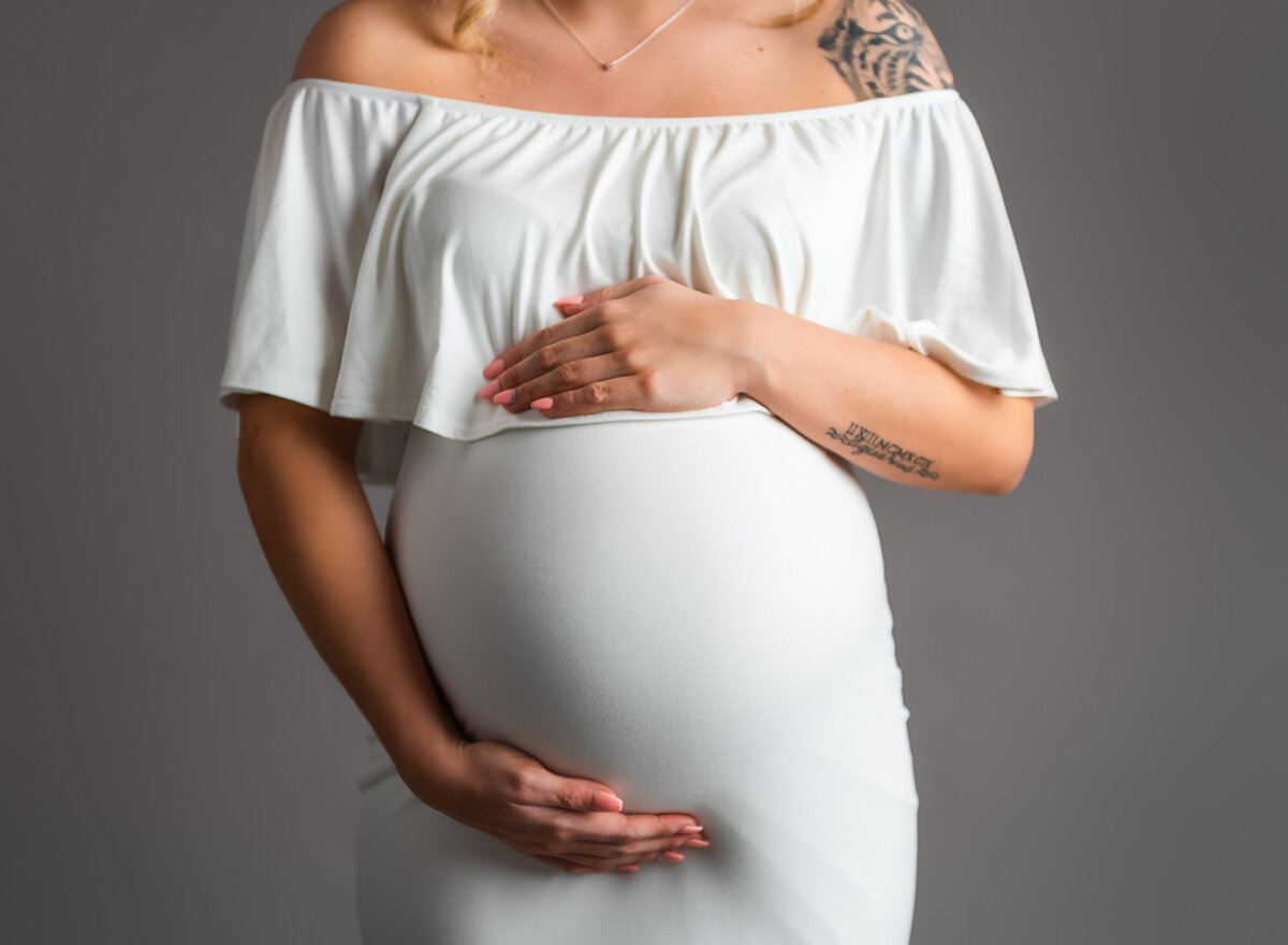 Embrace your style and beauty with fashion maternity studio portraits by Leslie Q Photography. Offering elegant, high-quality pregnancy photography in a luxurious studio setting. Serving New Carlisle, South Bend, LaPorte, Michigan City, and nearby areas.