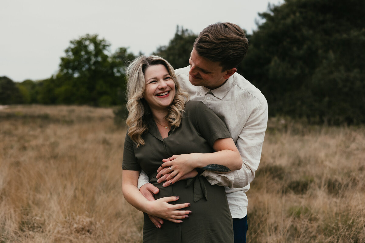 Zwangerschap knuffel fotoshoot buiten bos