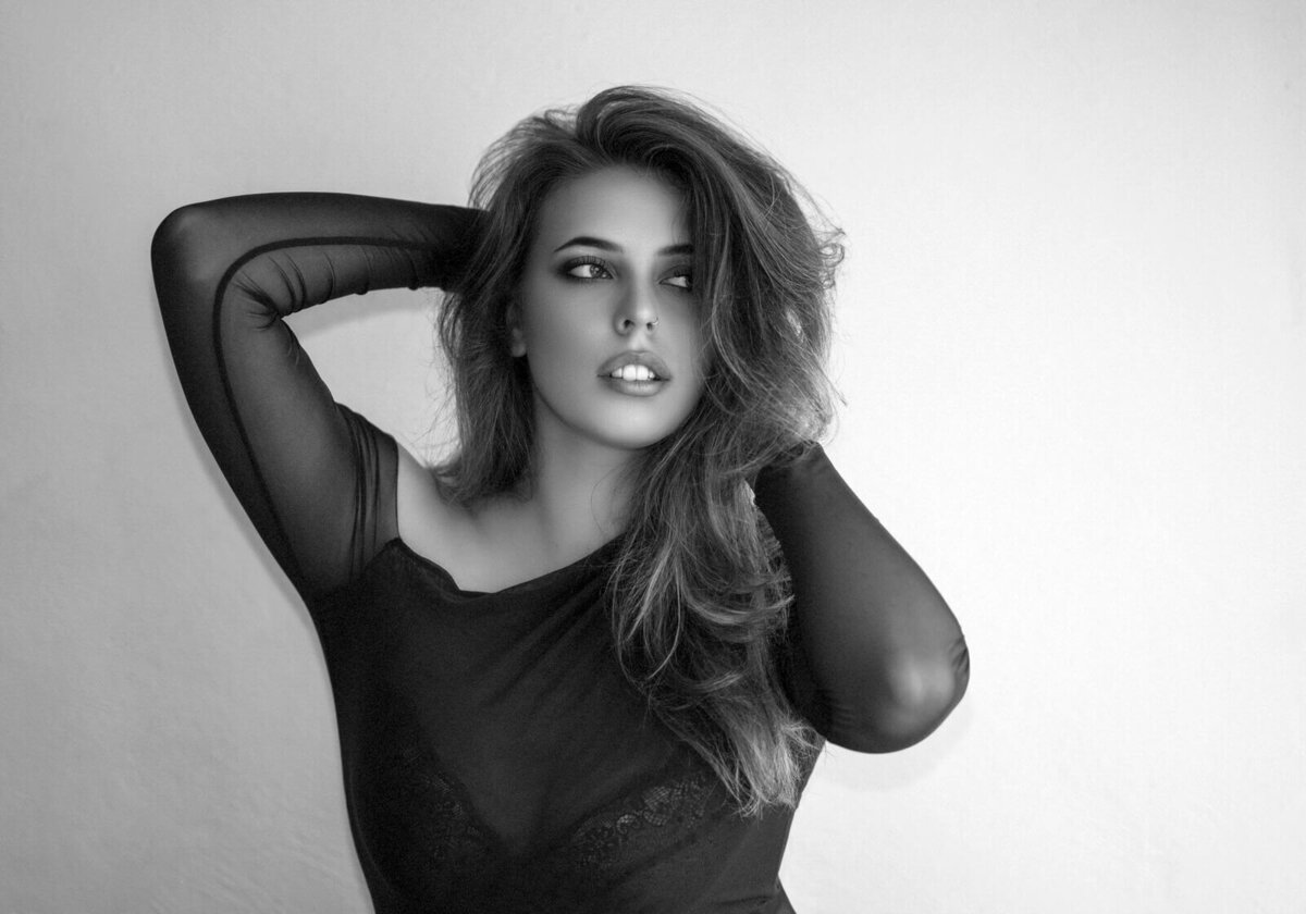 black-and-white-portrait-woman-window-light-012