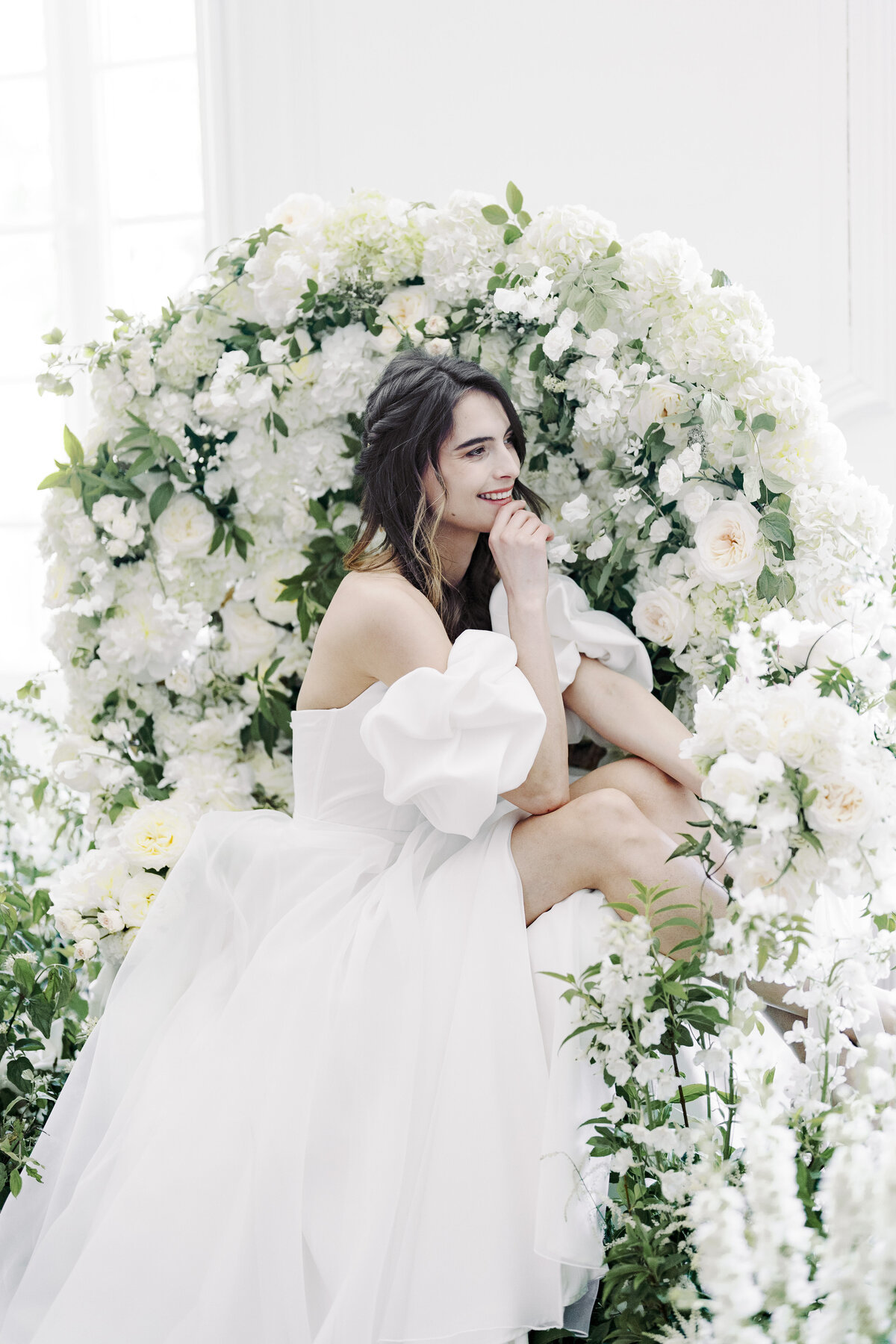 fauteuil-emmanuelle-recouvert-d-hortensias-blancs-et-roses