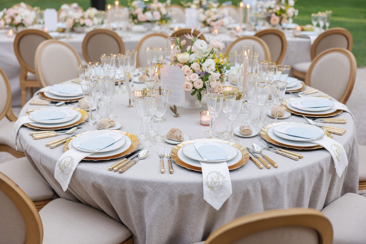 Outdoor-wedding-dinner-table