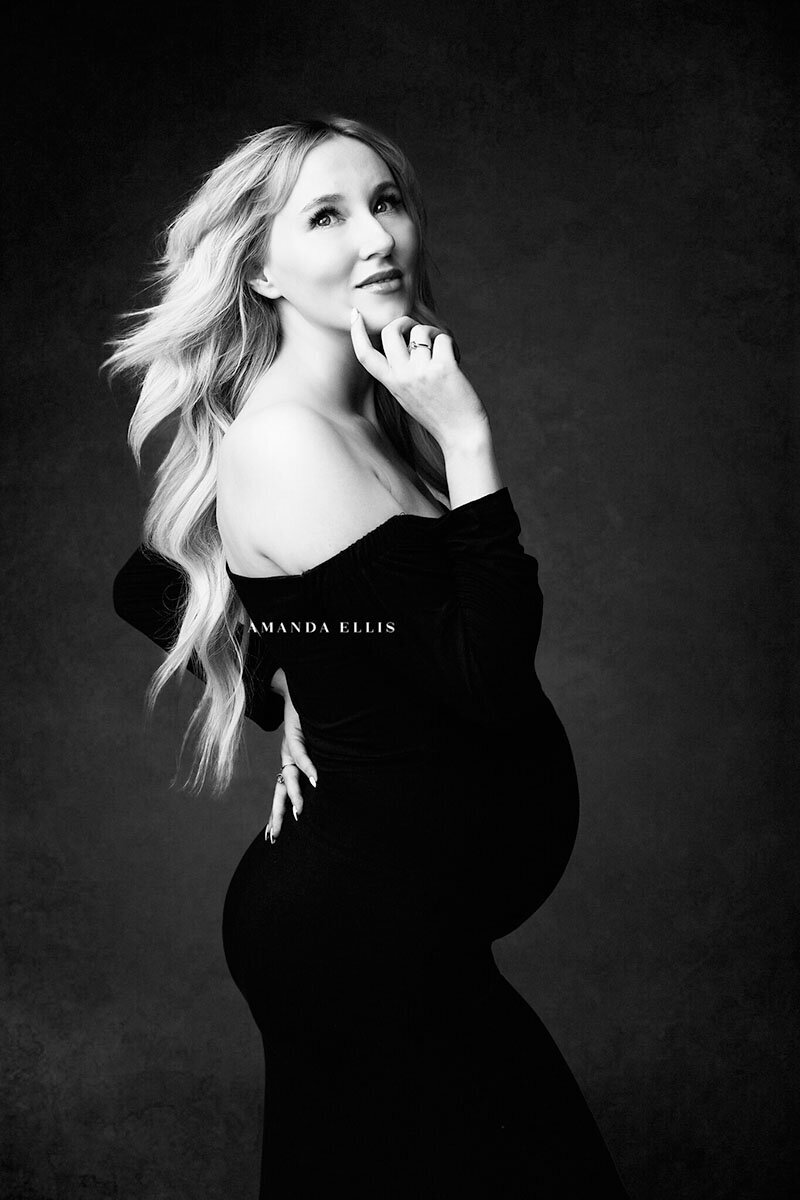 classic-luxurious-black-and-white-maternity-photography-ohio