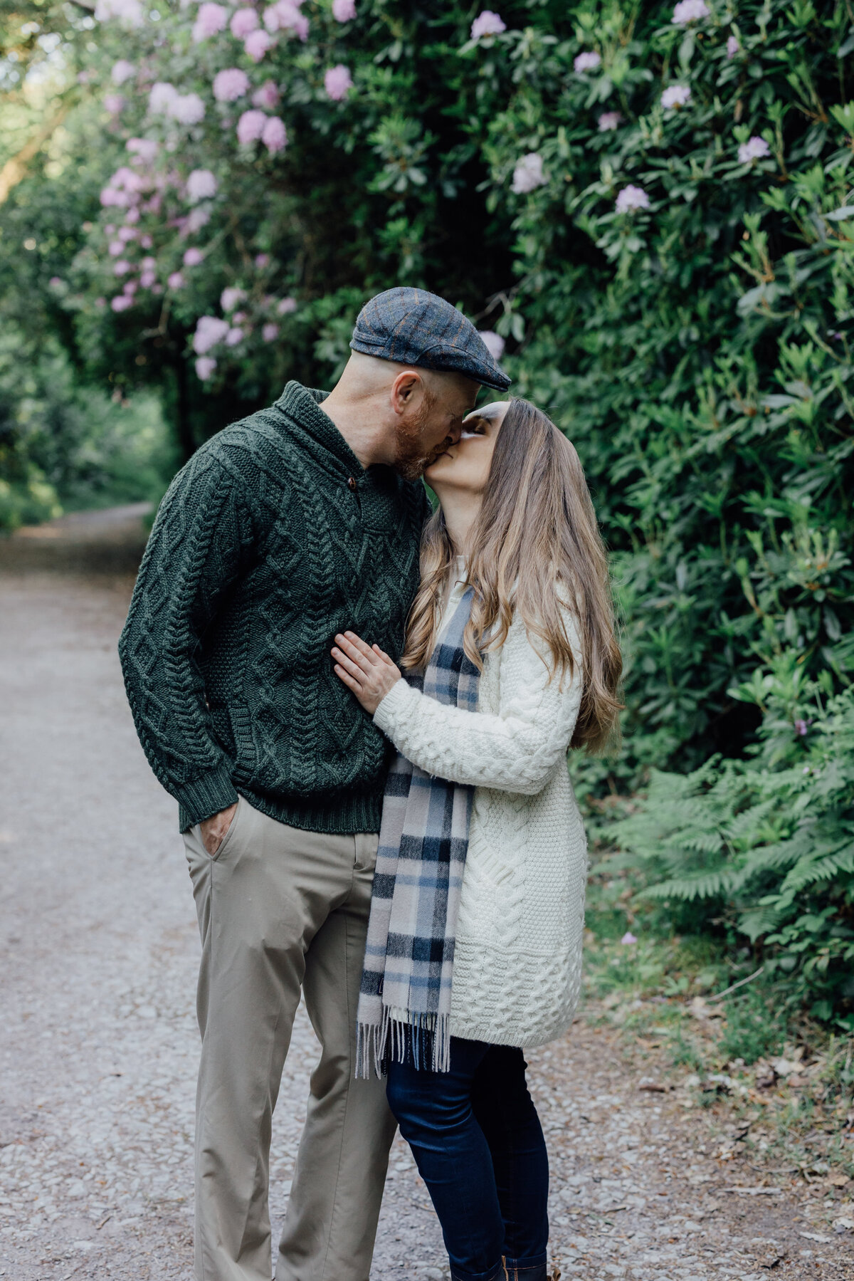 mum-and-dad-embracing-for-family-photo