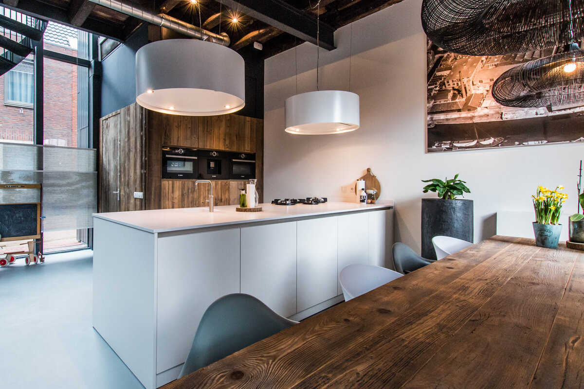 Keuken interieur kookeiland wit greeploos hout modern (5)