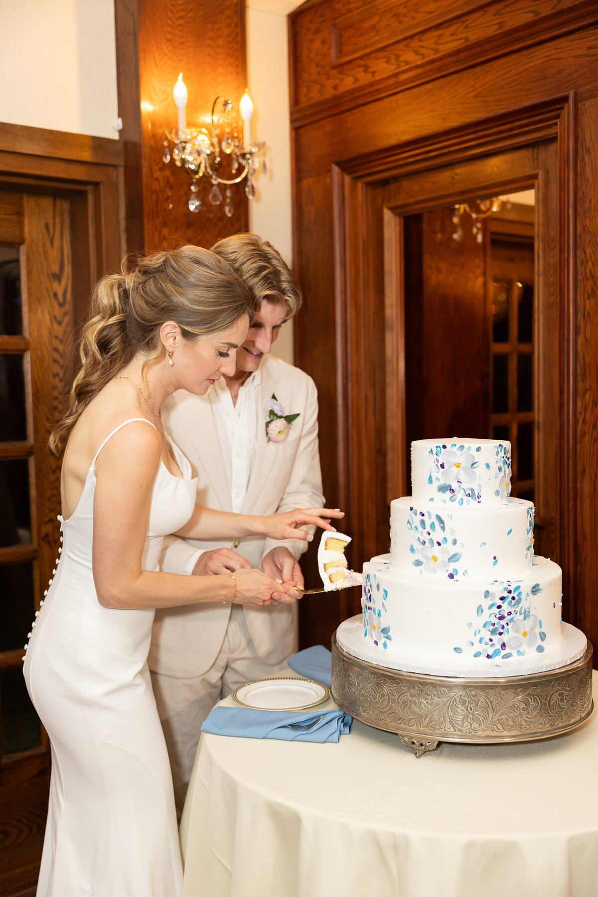 bride-and-groom-cake-cutting-connecticut-wedding-planner
