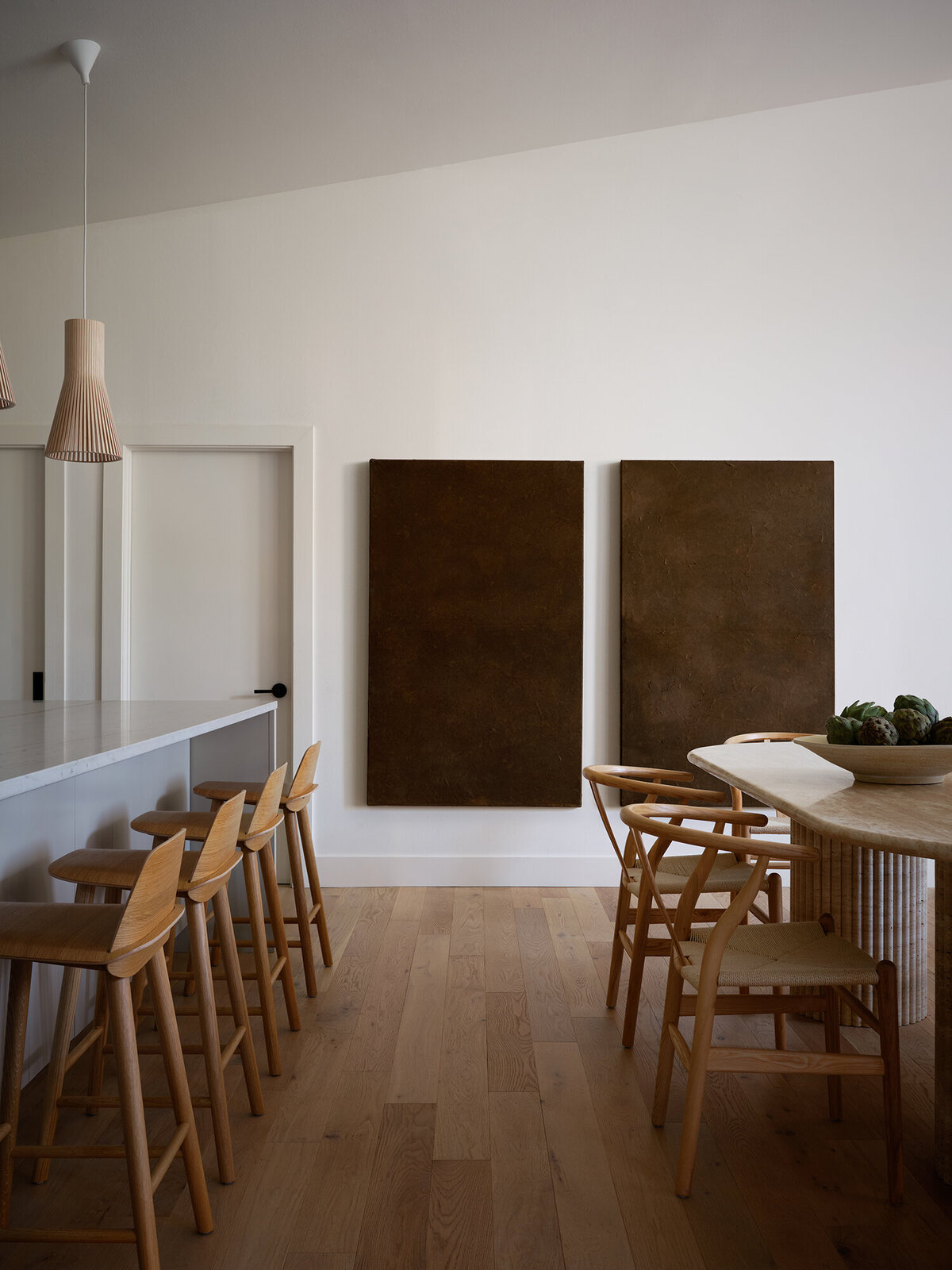 Large-art-paintings-kitchen-dining-room-natural-oak-scandinavian-design-travertine-jinx-austin-home-house-franc