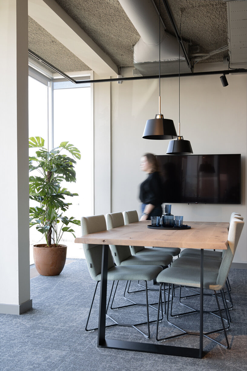 eindresultaat-project-dordrecht-kantoor-ontwerp-verbouwing-Koninklijke-Van-Der-Wees-Groep-detail-werkruimte