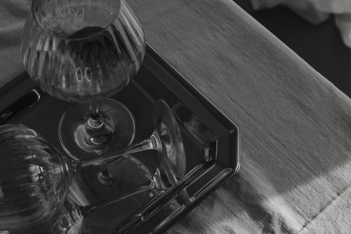 kaboompics_glassware-on-metallic-tray-34370