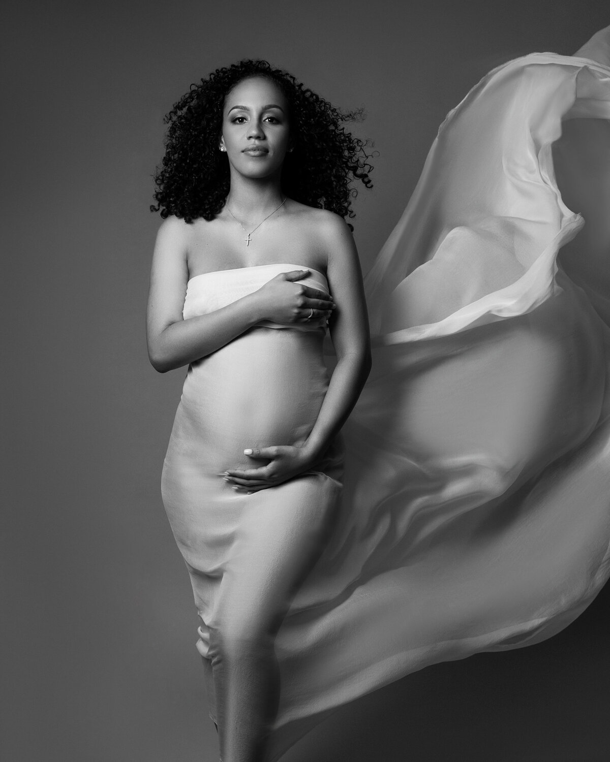 Timeless black and white artistic maternity photography
