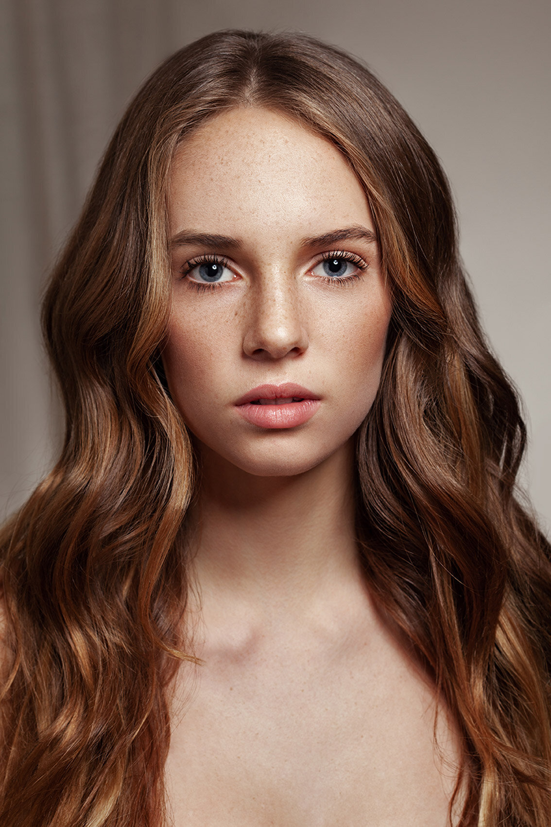 Simple and natural portrait of Maya with a neutral expression, photographed by Ylva Erevall.