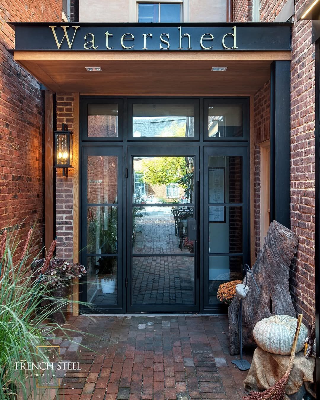 You can rely on French Steel to elevate your business’s “first impression” a.k.a the front entry way! Follow the link in our bio to submit your design plans or r