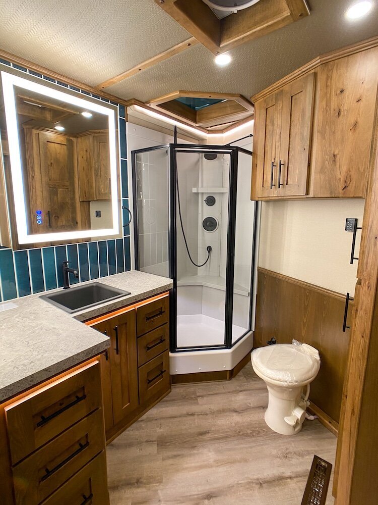 luxury-living-quarter-horse-trailers-trail-boss-conversions-bathrooms-15