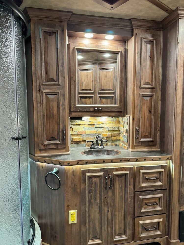 luxury-living-quarter-horse-trailers-trail-boss-conversions-bathrooms-29