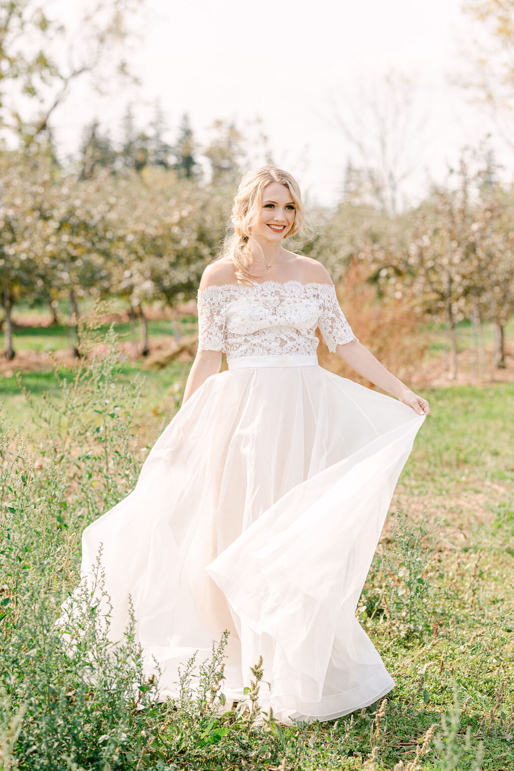 bride-in-lace-wedding-dress