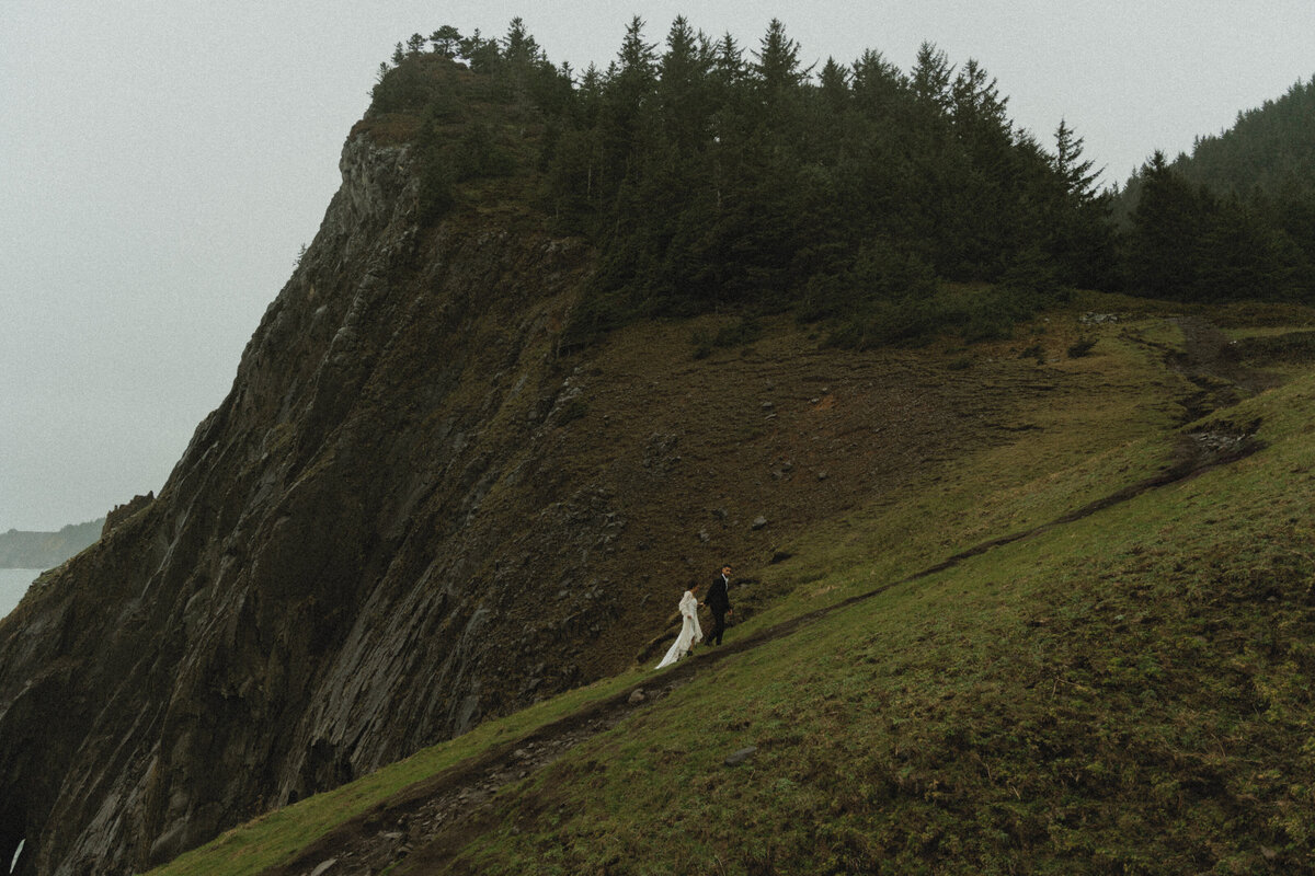 elopement oregon cliff - lizarrietaphotography-34