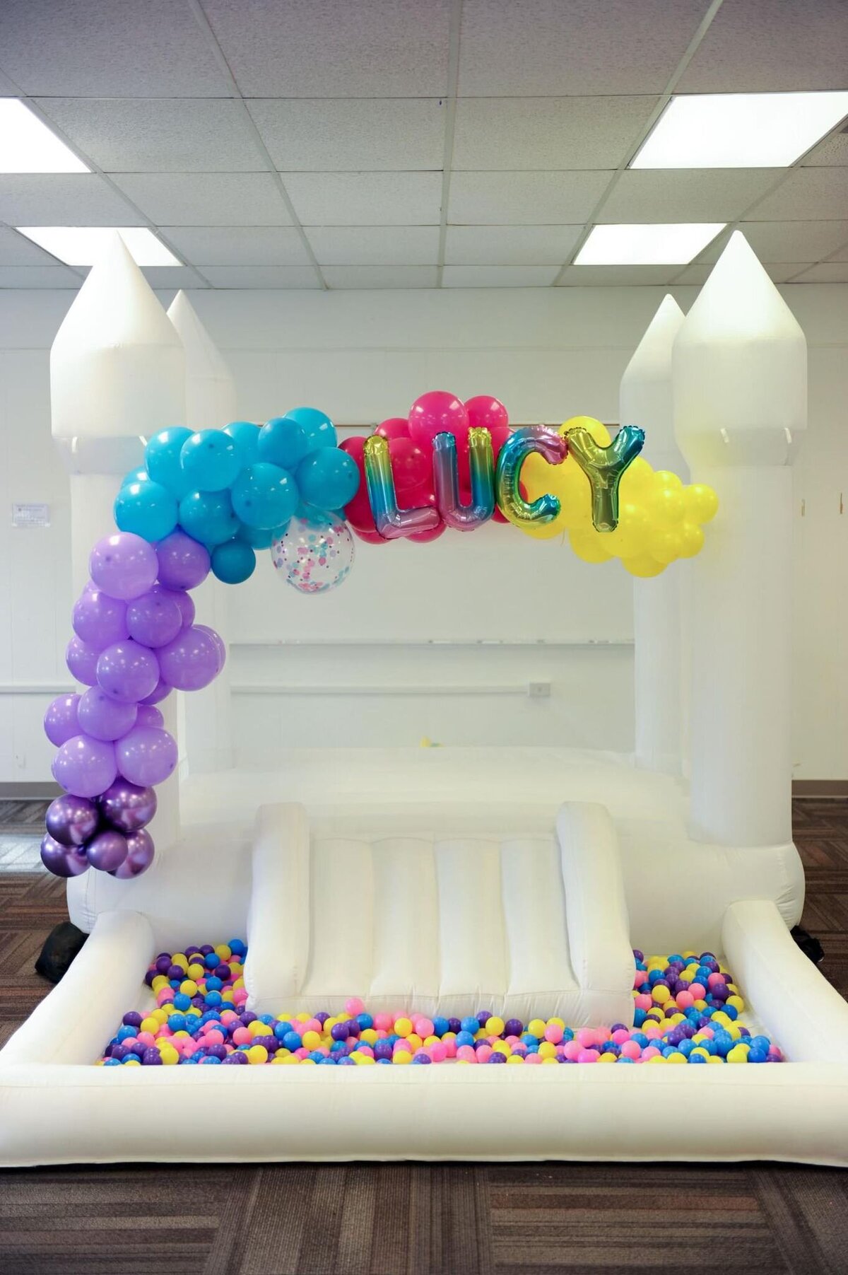 TODDLER INFLATABLE BOUNCE HOUSE WITH CUSTOM BALLOON GARLAND ISLAND INFLATABLES WA