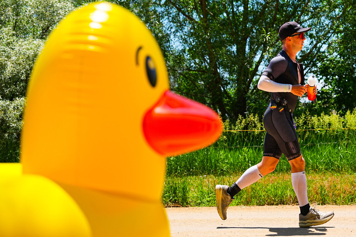 kansas-city-sports-photography-0168-man-running-past-giant-yellow-duck
