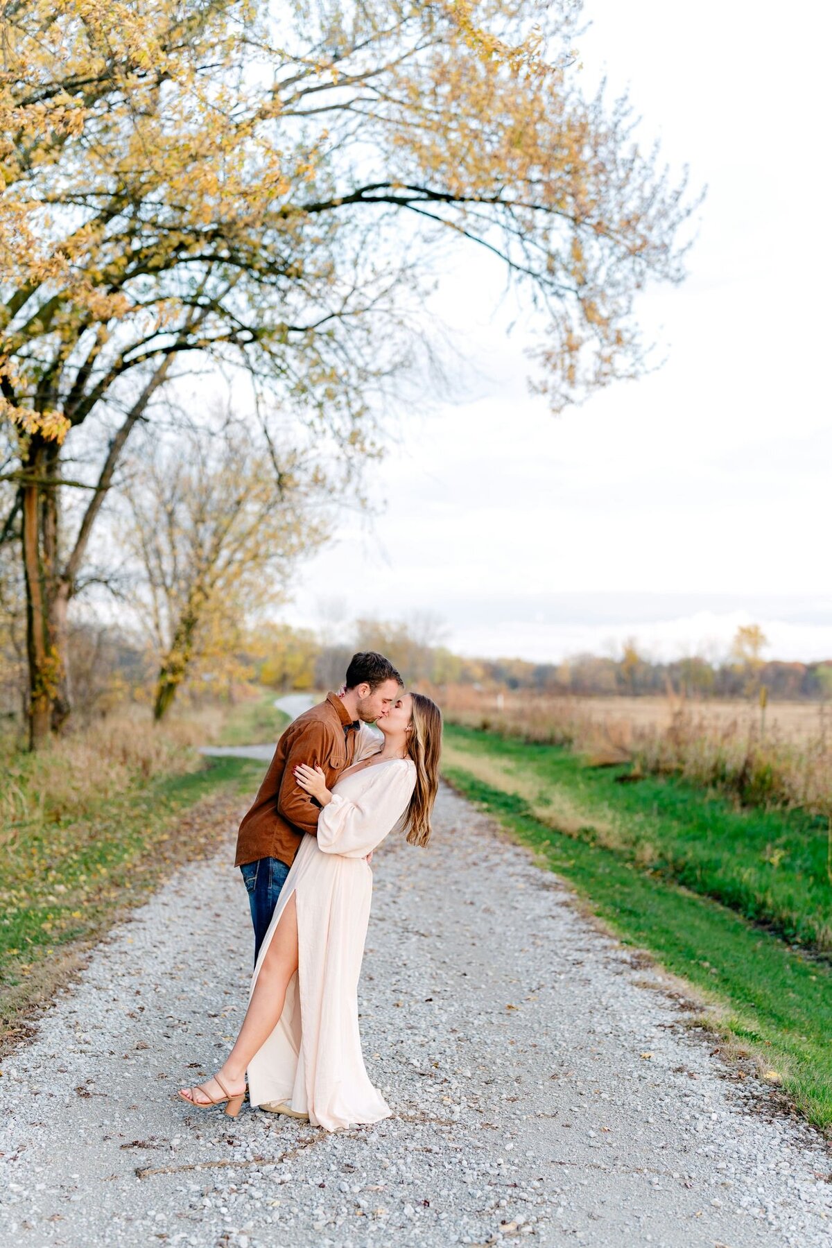 fall-couple-shoot-dip-kissing