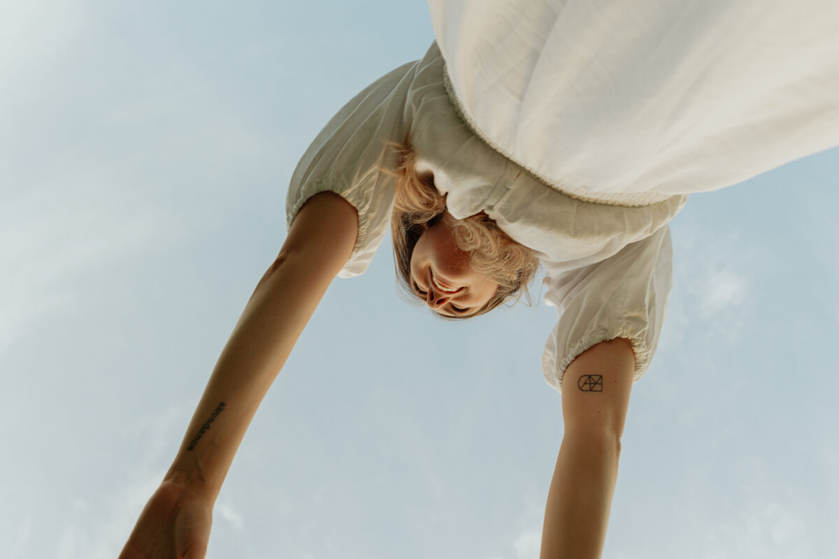 Intimate winery picnic session with lush palm trees and bright natural light

