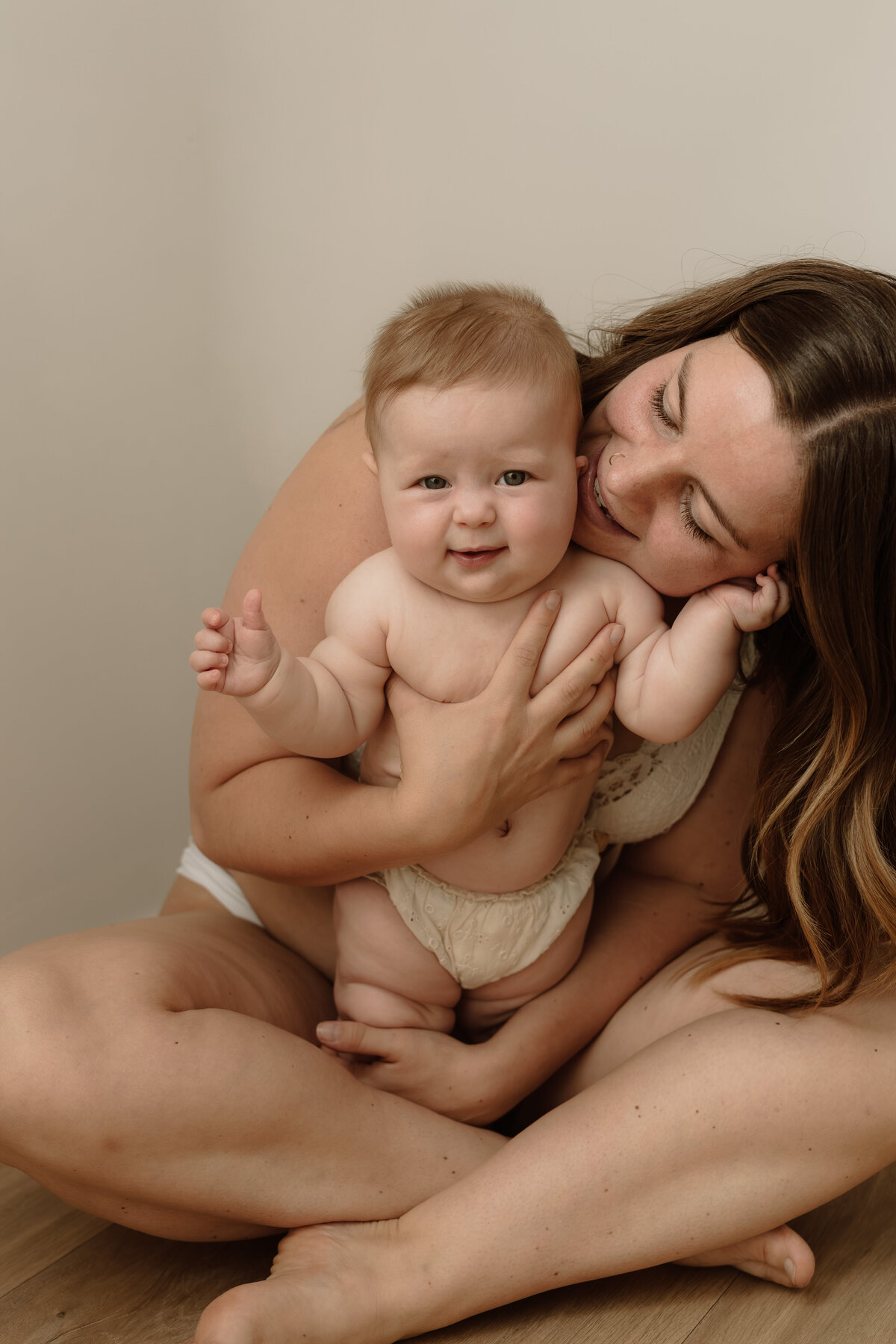 newborn fotograaf - gezinsfotograaf - zwangerschapsfotografie - videograaf - Sint-Niklaas - Pictures by Jess - Mama en baby shoot - borstvoeding