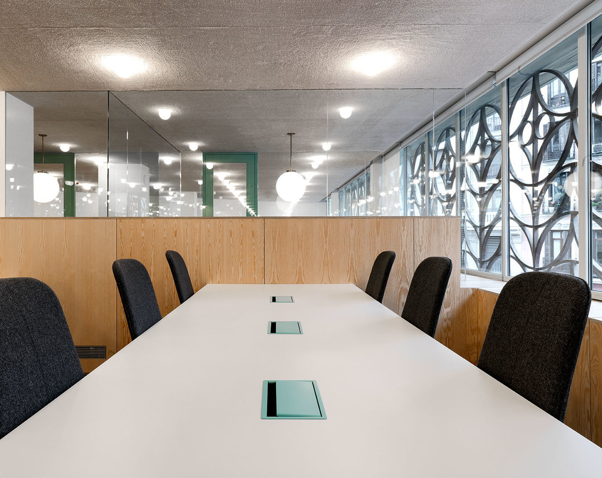 Equipamiento de mesas en edificio de coworking en Madrid realizado por Ilione