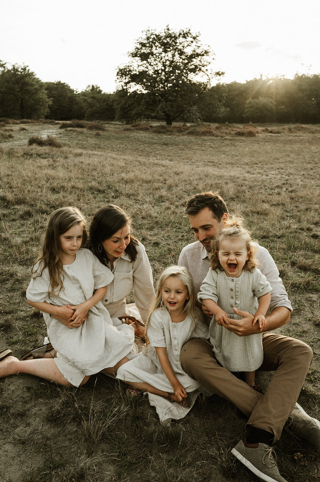 Gezinsfotografie in Nijlen tijdens golden hour – pure, spontane momenten vastgelegd in de heide.