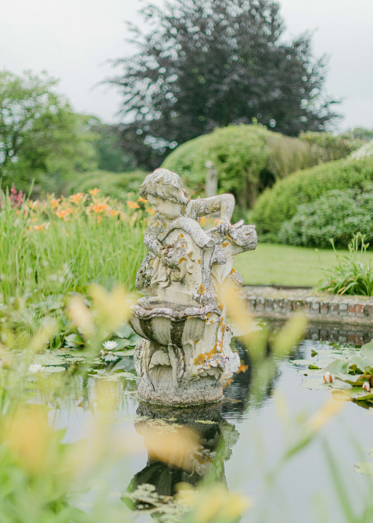 chloe-winstanley-weddings-english-garden-pond