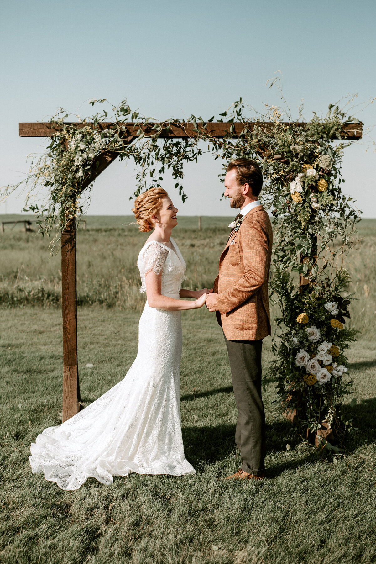 floral-and-field-design-bespoke-wedding-floral-styling-calgary-alberta-country-trails-3