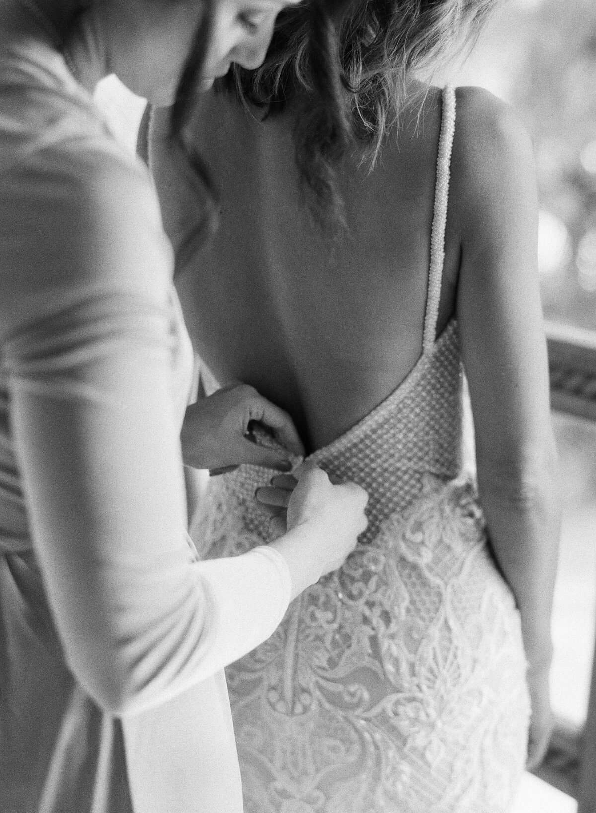 Outdoor wedding venue in the Caribbean, Dominican Republic surrounded by tropical greenery and vibrant flowers, captured by photographer Laura Gordon