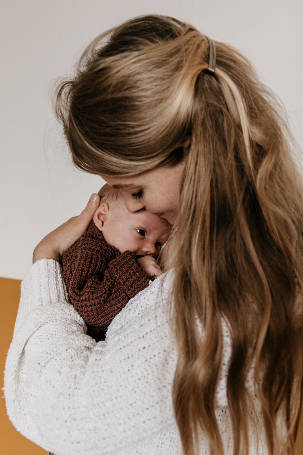 Newborn baby Jefta samen met zijn moedertijdens zijn newbornshoot