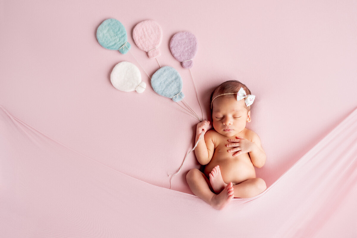 newborn-baby-pink-with-baloons