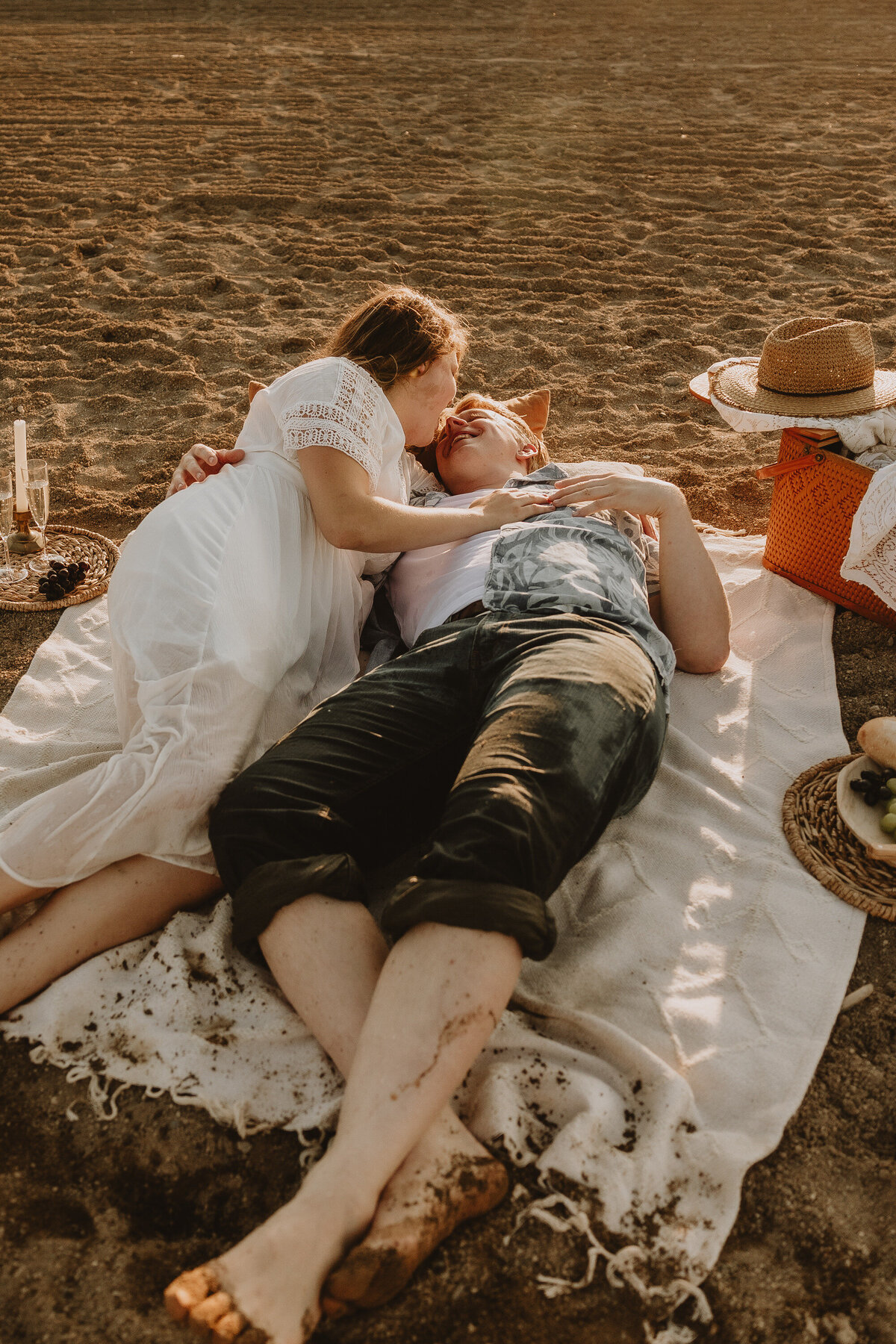 romantic-couple-beach-picnic-31
