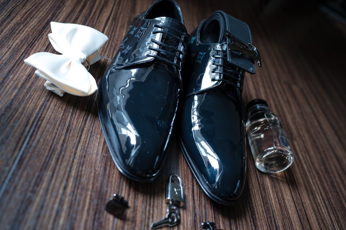 groom-accessories-flatlay-luxury-details-indianapolis.jpg