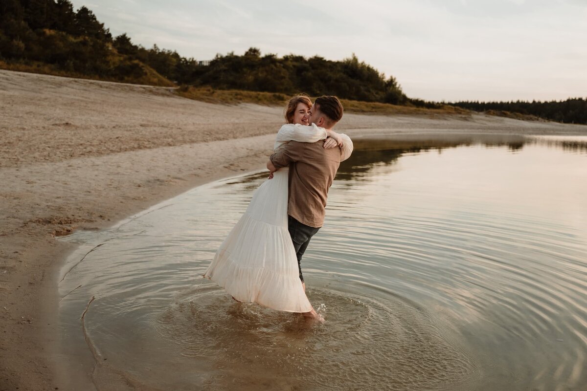 koppel knuffelend in water door fotograaf Eline Hemelt