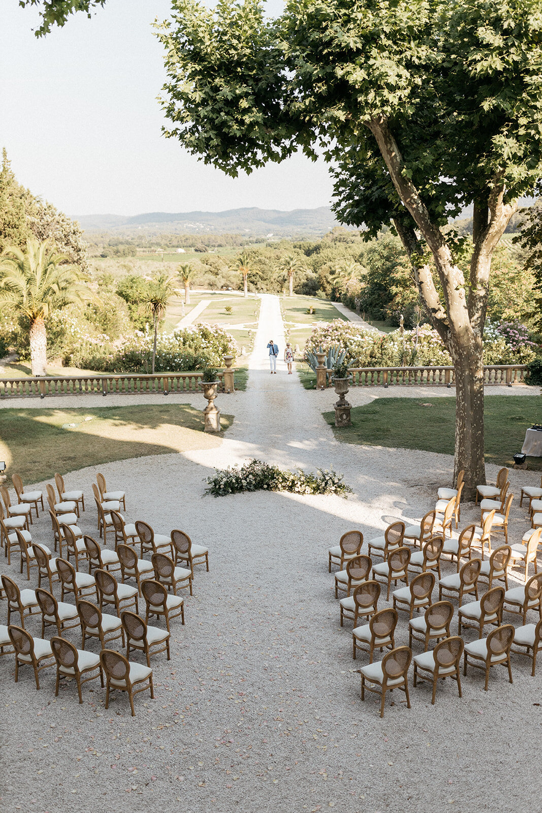 Lily Maxx wedding at chateau Robernier in a Monique Lhuillier gown - Veronique Lorre florist14