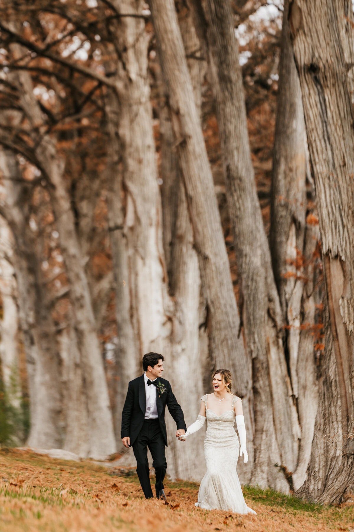 couple-laughs-with-the-trees