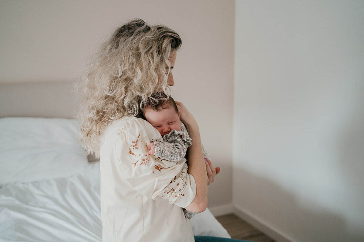Newbornshoot door Leukfotografie in Amsterdam_ Zaandam_ Landsmeer_ Oostzaan en Purmerend – zachte_ liefdevolle babyfoto’s--165