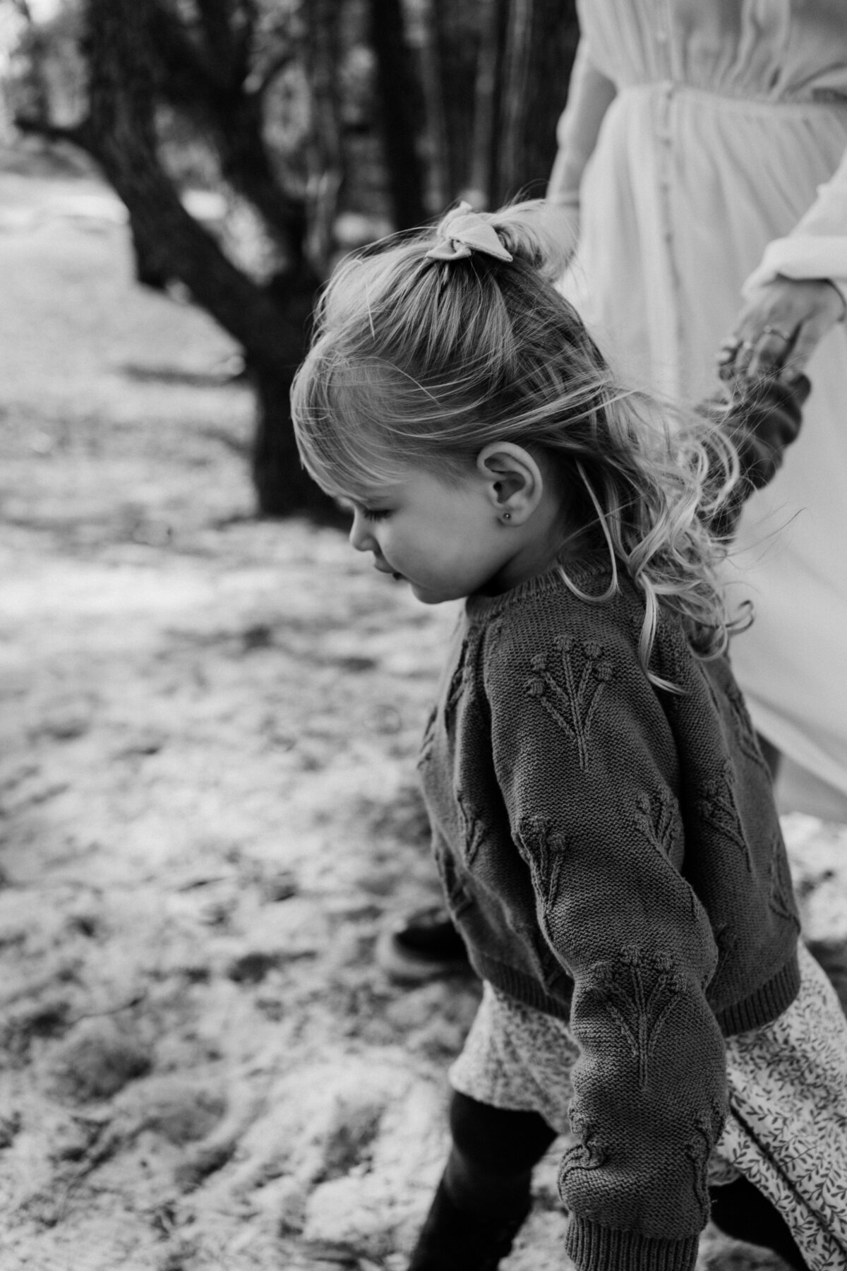 Sfeerbeeld kind pakt hand moeder  - lifestyle shoot 