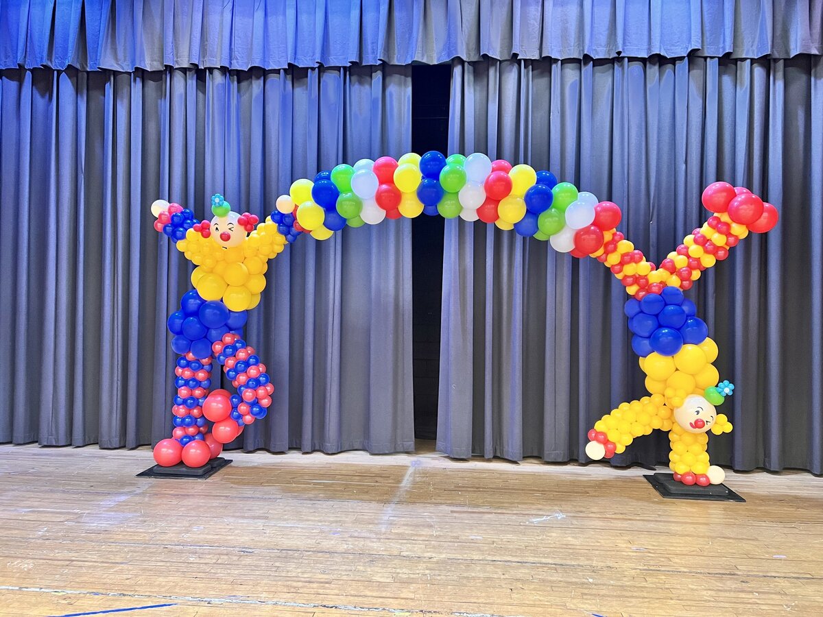 clown circus balloon arch 