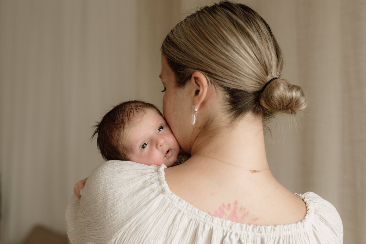 newborn fotograaf - gezinsfotograaf - zwangerschapsfotografie - videograaf - Sint-Niklaas - Pictures by Jess - Mama en baby shoot