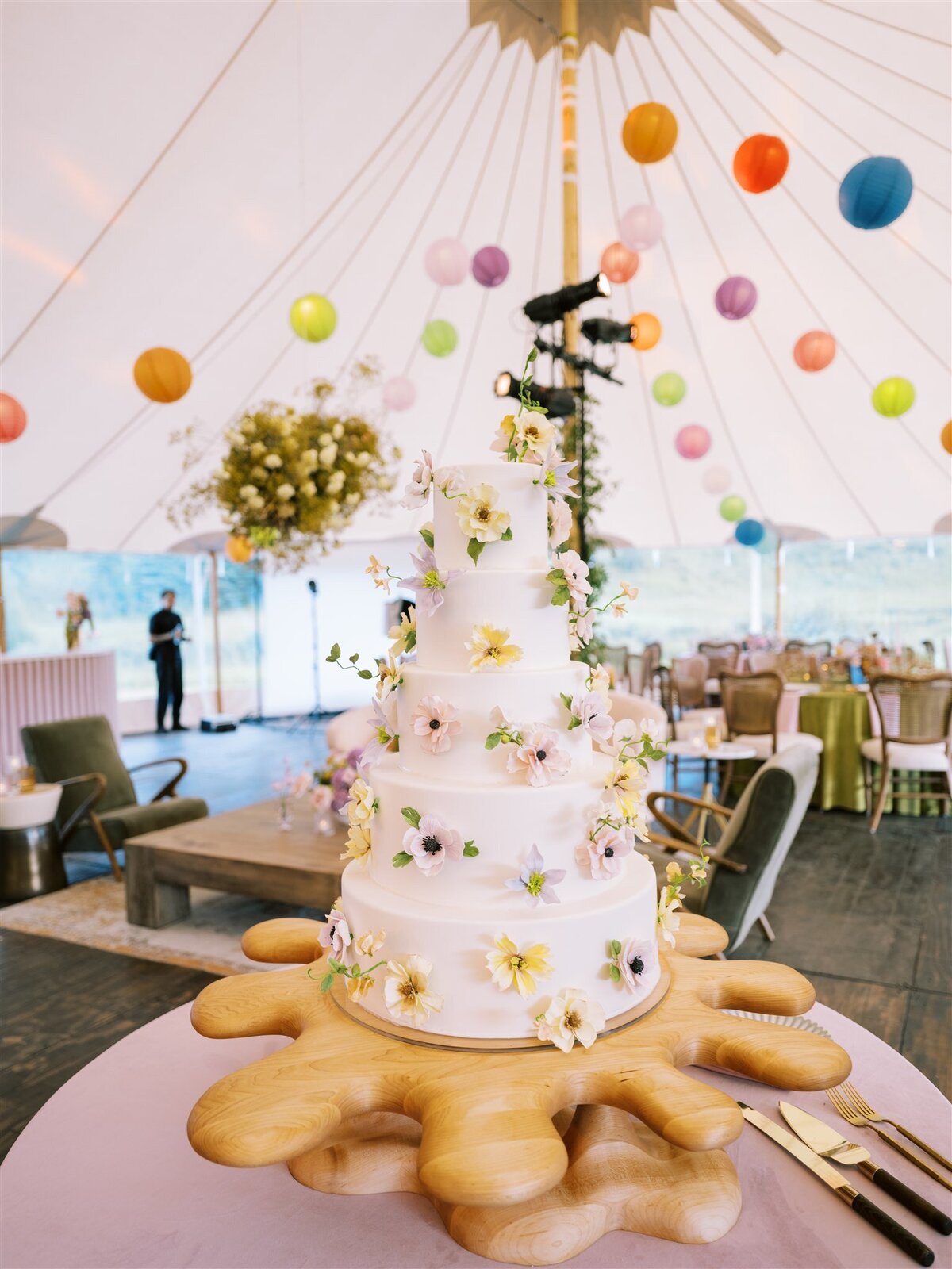 Colorado-wedding-planner-ranch-wedding-decor-whimsical-wedding-cake