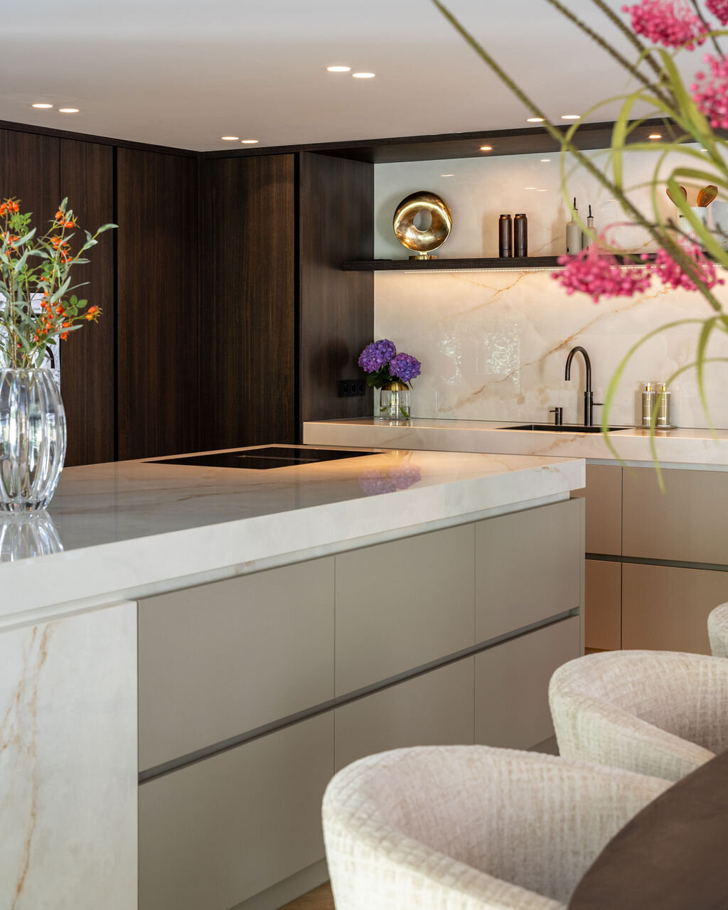 Moderne keuken met marmeren werkblad en minimalistische afwerking voor een luxe uitstraling.