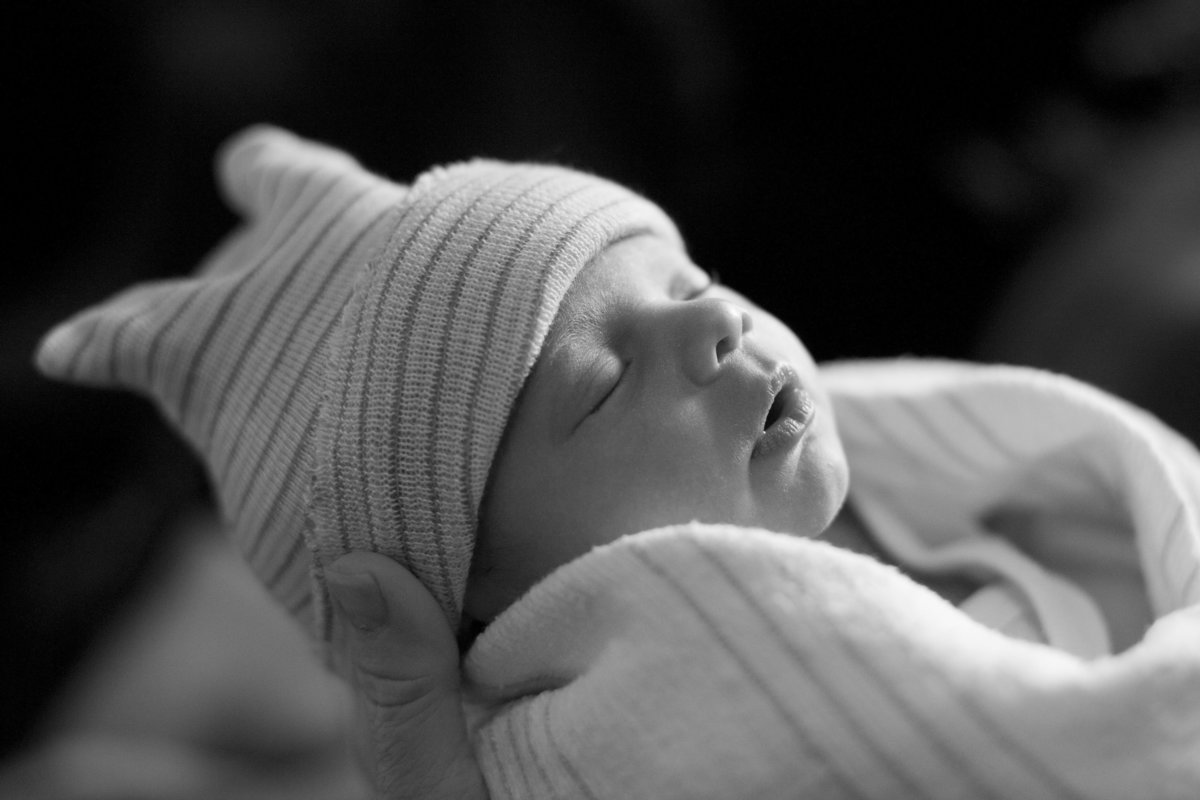 monroe_photographer_a_focused_life_photography_newborn_gwinnett_medical_hospital_fresh_48_baby_hospital_hat
