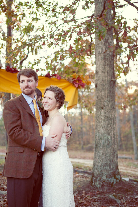 whimsical-cabin-ceremony-wedding-ampersandink