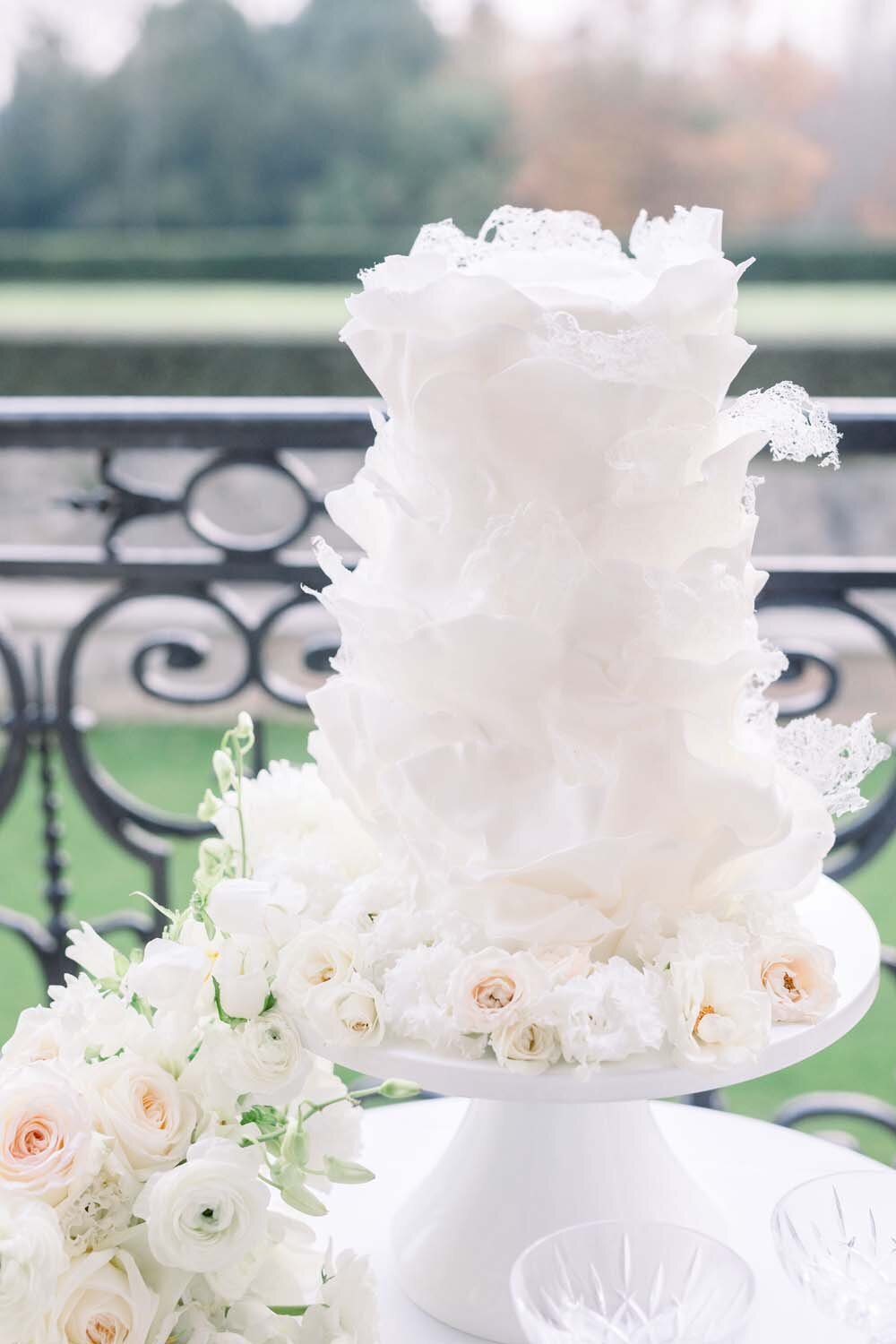 Parisian couture wedding in Black and White at chateau de Bonaventure Paris Veronique Lorre floral designer Aude lucas44